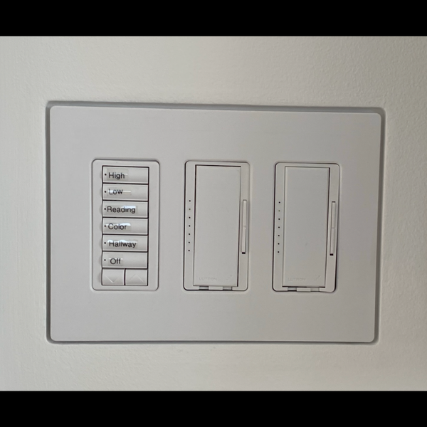 Soft-corner three-gang flush platform, SLD-3G-062 – shown with faceplate